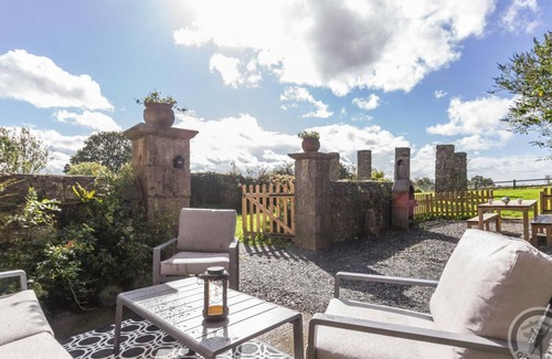 Montpinchon Cottage | Family house with wood stove, terrace and bikes in Montpinchon