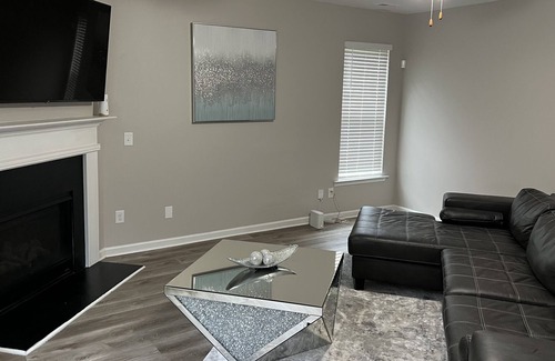 Union City House | Family/ kids, pet friendly, 20 minutes from downtown, 28 minutes from buckhead.