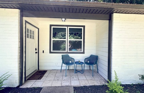 Lilburn Apartment | Family+King bed+Full Kitchen+55"SmartTV+Back Yard