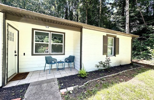 Lilburn Apartment | Family+King bed+Full Kitchen+55"SmartTV+Back Yard