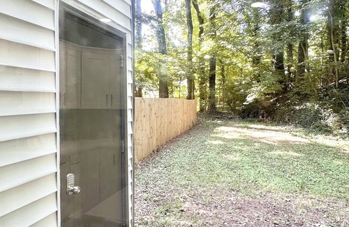 Lilburn Apartment | Family+King bed+Full Kitchen+55"SmartTV+Back Yard