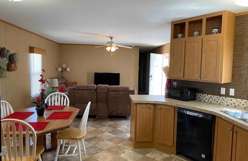 Granbury House | Family Lake Vacay😎 3 room w dock on Lake Granbury🏖nn