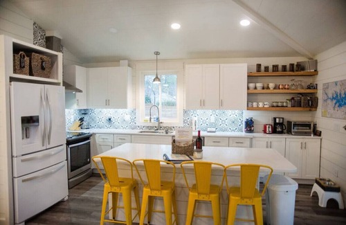 Chapin House | Family lakehouse+ private dock, ask about FB season man cave