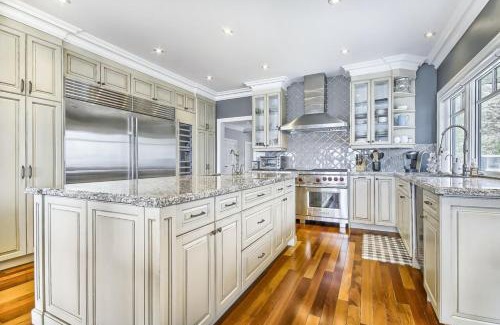 Alcona House | Family Lakeside Oasis