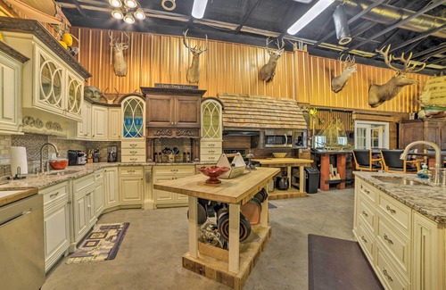 Dover Cabin | Family Leatherwood Resort Cabin w/Fire Pit!