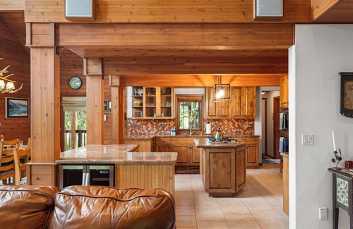 Truckee House | Family Lodge: 9 Min to Donner Lake w/EV Charger, Games, Large Decks & Bunk Room