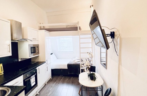 Barbican Apartment | Family Loft Studio Apartment with private En-Suite shower room
