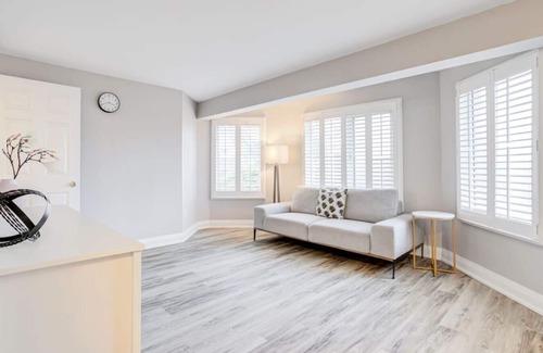 Erin Mills House | Family Lounge: 4BR, Crib & Patio BBQ