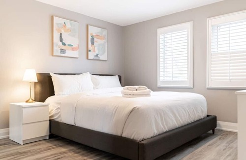 Erin Mills House | Family Lounge: 4BR, Crib & Patio BBQ