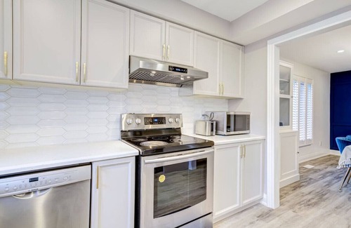 Erin Mills House | Family Lounge: 4BR, Crib & Patio BBQ