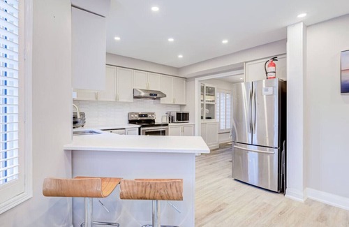 Erin Mills House | Family Lounge: 4BR, Crib & Patio BBQ