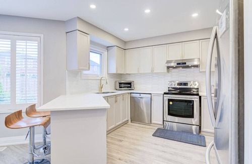 Erin Mills House | Family Lounge: 4BR, Crib & Patio BBQ