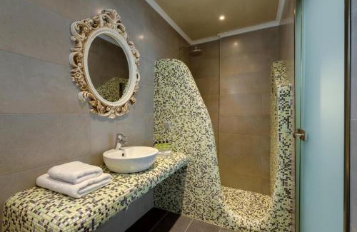 Kamari House | family love suite