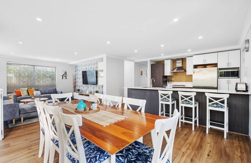 Karrinyup House | Family Luxury 5BR Stylish Home