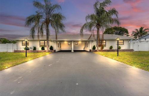Lantana Apartment | Family Luxury Rentals - 1111