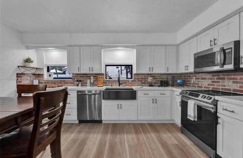 Lantana Apartment | Family Luxury Rentals - 1111