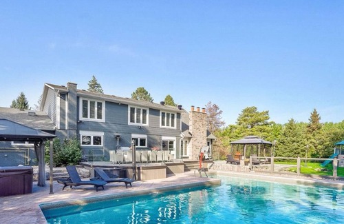 King House | Family Luxury Retreat w/Hot Tub