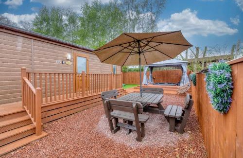 Wilberfoss Apartment | Family Luxury York Cabin Retreat with hot tub