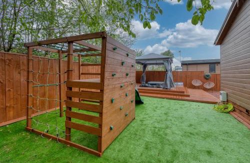 Wilberfoss Apartment | Family Luxury York Cabin Retreat with hot tub