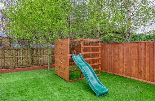 Wilberfoss Apartment | Family Luxury York Cabin Retreat with hot tub