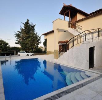 Agii Apostoli Villa | Family Maisonette by the Beach with Pool
