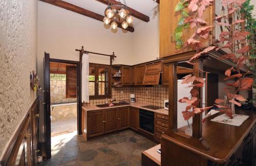 Agii Apostoli Villa | Family Maisonette by the Beach with Pool