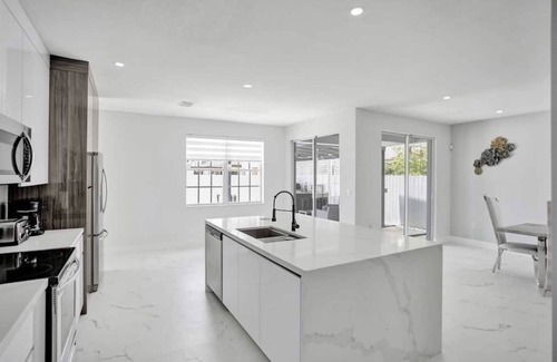 Tamiami House | family modern house , quiet area ,remodel house .