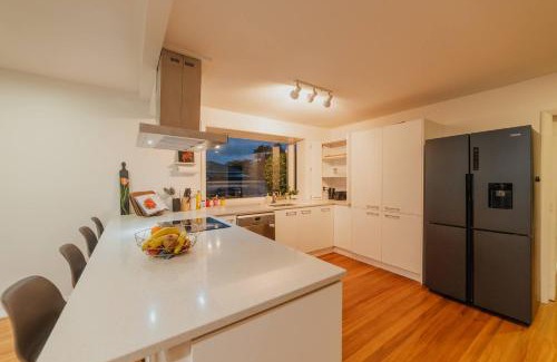 Avonhead House | Family Oasis - Deck Garden & Space