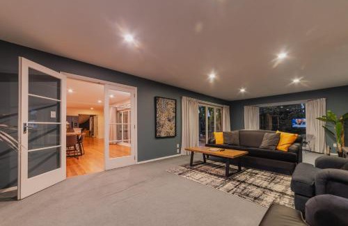 Avonhead House | Family Oasis - Deck Garden & Space