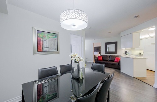 Bay Street Corridor Condo | Family of 6 Bay St. 2Bedroom 2Bath Condo FREE Parking WALK to Sick Kids Hospital