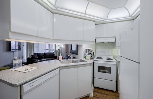 Bay Street Corridor Condo | Family of 6 Bay St. 2Bedroom 2Bath Condo FREE Parking WALK to Sick Kids Hospital