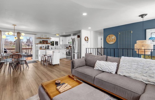 West University House | Family of 8 Mountain Vacation: Gym, Office & Volleyball 5 Mins to Downtown!