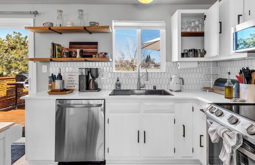 West University House | Family of 8 Mountain Vacation: Gym, Office & Volleyball 5 Mins to Downtown!