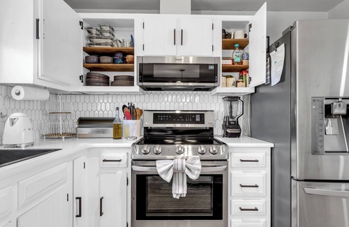 West University House | Family of 8 Mountain Vacation: Gym, Office & Volleyball 5 Mins to Downtown!