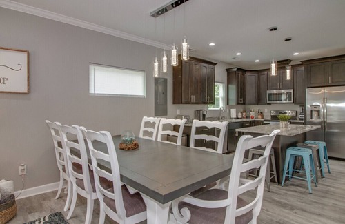 Hampton House | Family or Business - Sleeps 30, less than 1/4 mile Buckroe Beach!