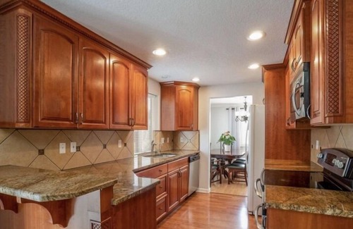 Powellhurst-Gilbert House | Family Oriented —Modern Room -- 15 minutes away from Airport