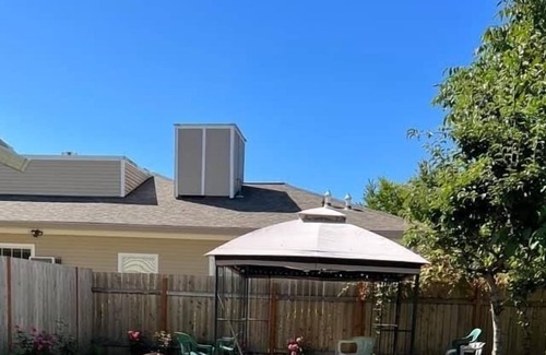 Powellhurst-Gilbert House | Family Oriented —Modern Room -- 15 minutes away from Airport