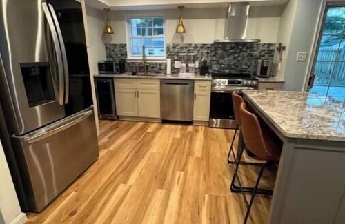 Central Newport News House | Family oriented neighborhood with a touch of modern!