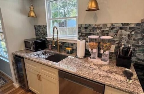 Central Newport News House | Family oriented neighborhood with a touch of modern!