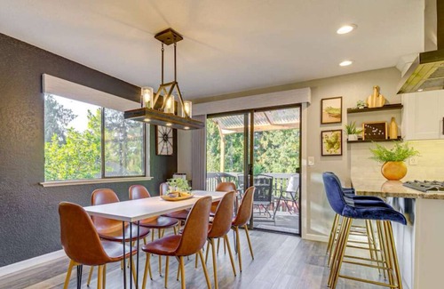 Mount Vernon House | Family Paradise, hot tub, fire pit area, Play House, cozy and spacious