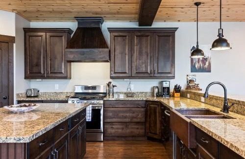 Summit Park House | Family Paradise, Sleeps 14, High-End Interiors, 20 Minutes from the Mountain!