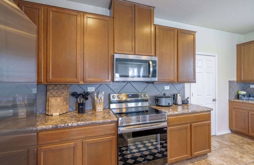 Wetmore House | Family-Perfect 5BR House - Fenced Yard & Style