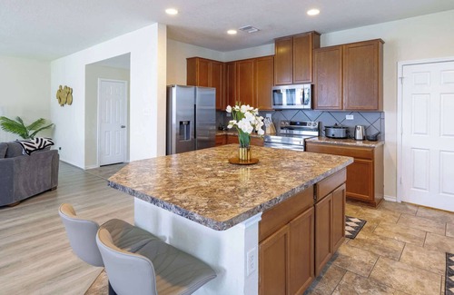 Wetmore House | Family-Perfect 5BR House - Fenced Yard & Style