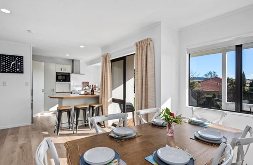 Springfield House | Family Perfect Winter Getaway, arcade, back yard, secure garage, parking