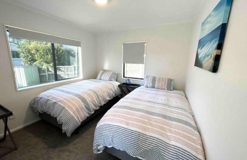 Springfield House | Family Perfect, winter getaway, secure yard, parking, mountain bikes, arcade