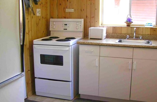 Lakefield Ski Chalet | Family Pet Friendly Lakeside Cottage for 8 with Boat Firepit BBQ and Swimming