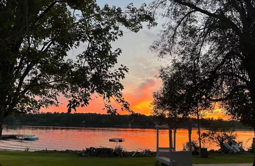 Lakefield Ski Chalet | Family Pet Friendly Lakeside Cottage for 8 with Boat Firepit BBQ and Swimming