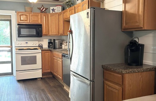 Conneaut Lakeshore Cottage | Family & Pet-friendly. Rustic yet modern-ish. 3bd, 1ba. Lake! Amenities!