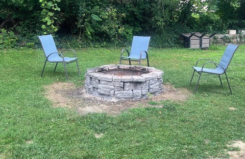 Conneaut Lakeshore Cottage | Family & Pet-friendly. Rustic yet modern-ish. 3bd, 1ba. Lake! Amenities!