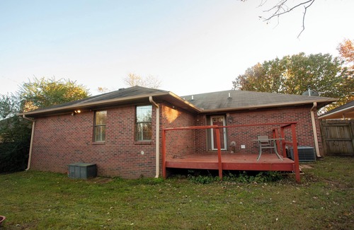 Olive Branch House | Family & Pet Friendly - Backyard - Patio